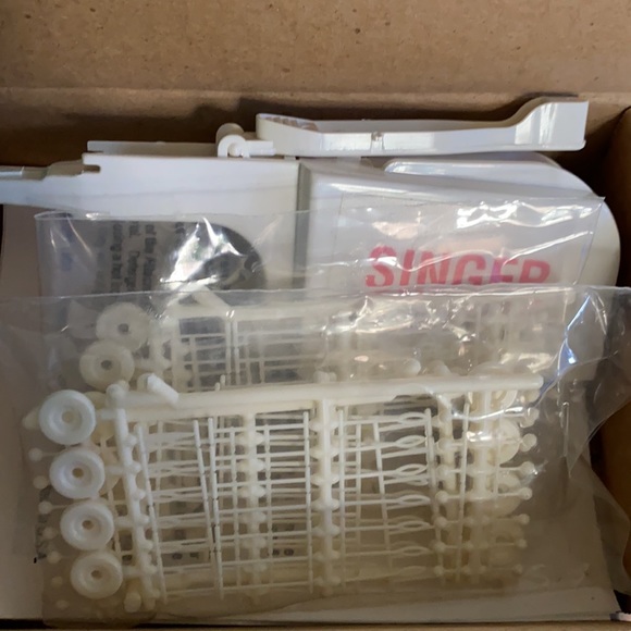 Singer Mini Button Magic 1993 - Picture 4 of 5